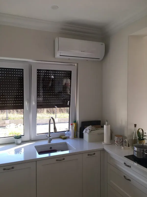 Klimatyzator ścienny w kuchni