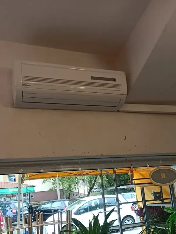 Klimatyzator w lokalu usługowym