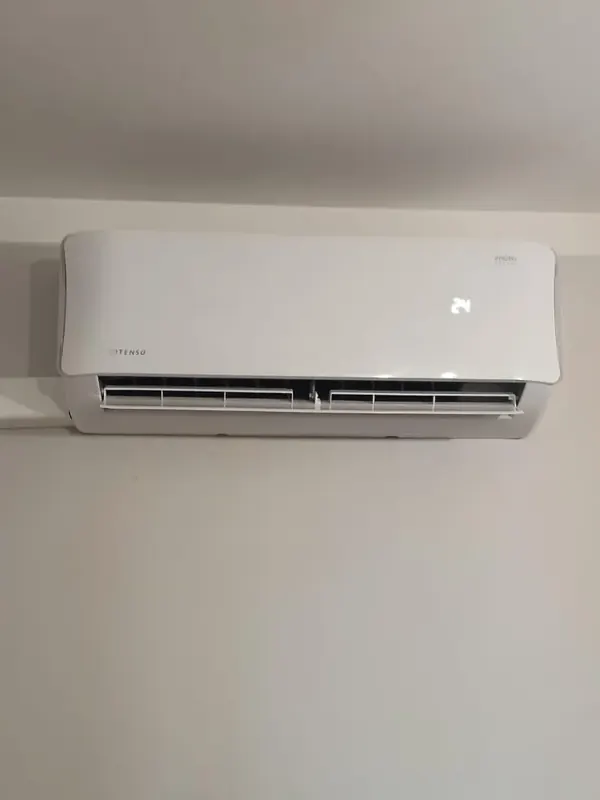 Klimatyzator ścienny w salonie